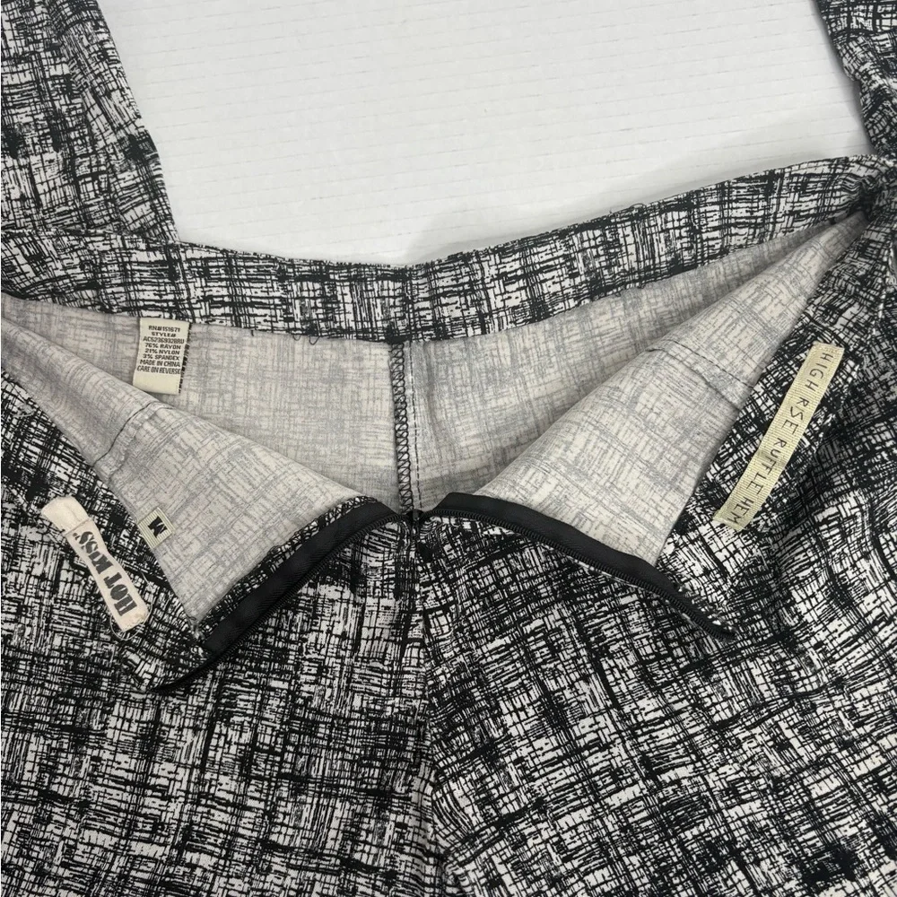 Hot Kiss High Rise Ruffle Hem Pants Black White Abstract Print Size M - Picture 4 of 6